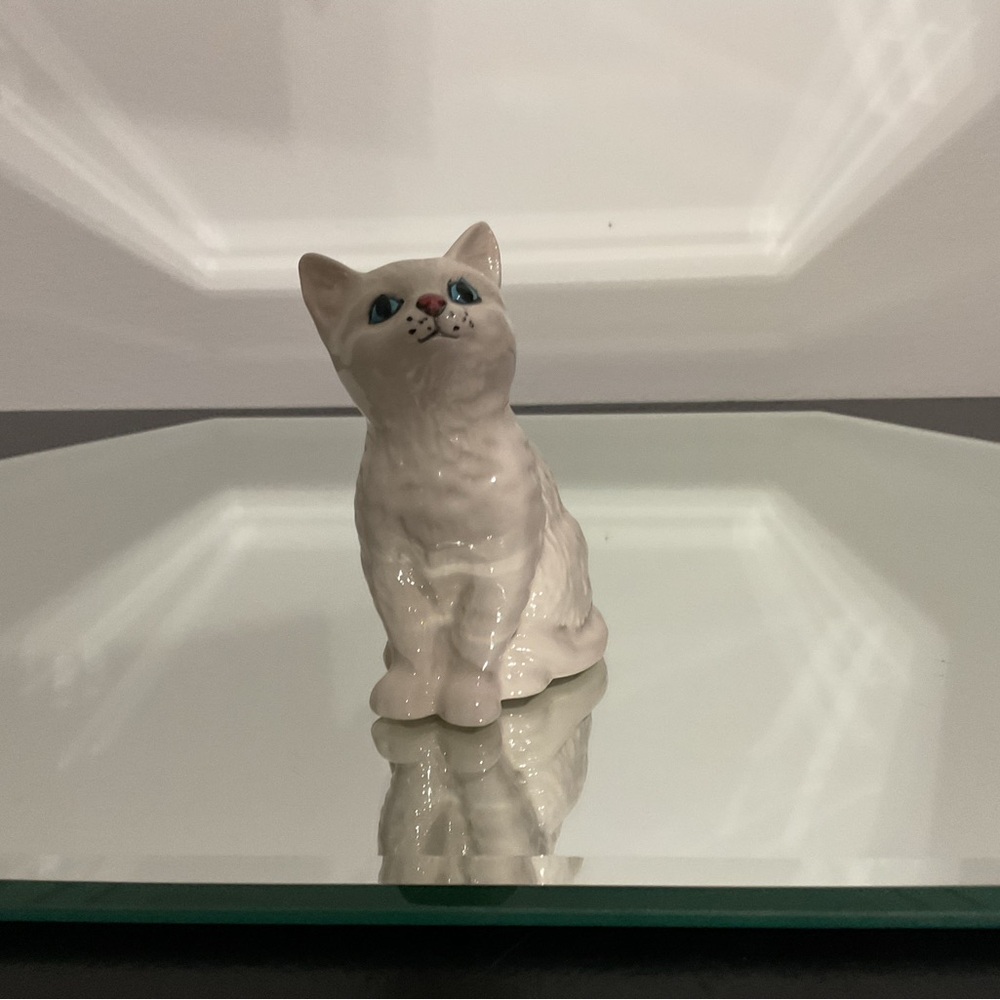 Royal Doulton Persian Cat Figurine - White with Blue Eye